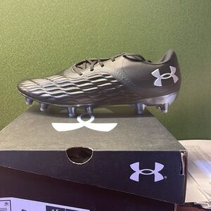 Under armour soccer cleats, unisex, new and never worn